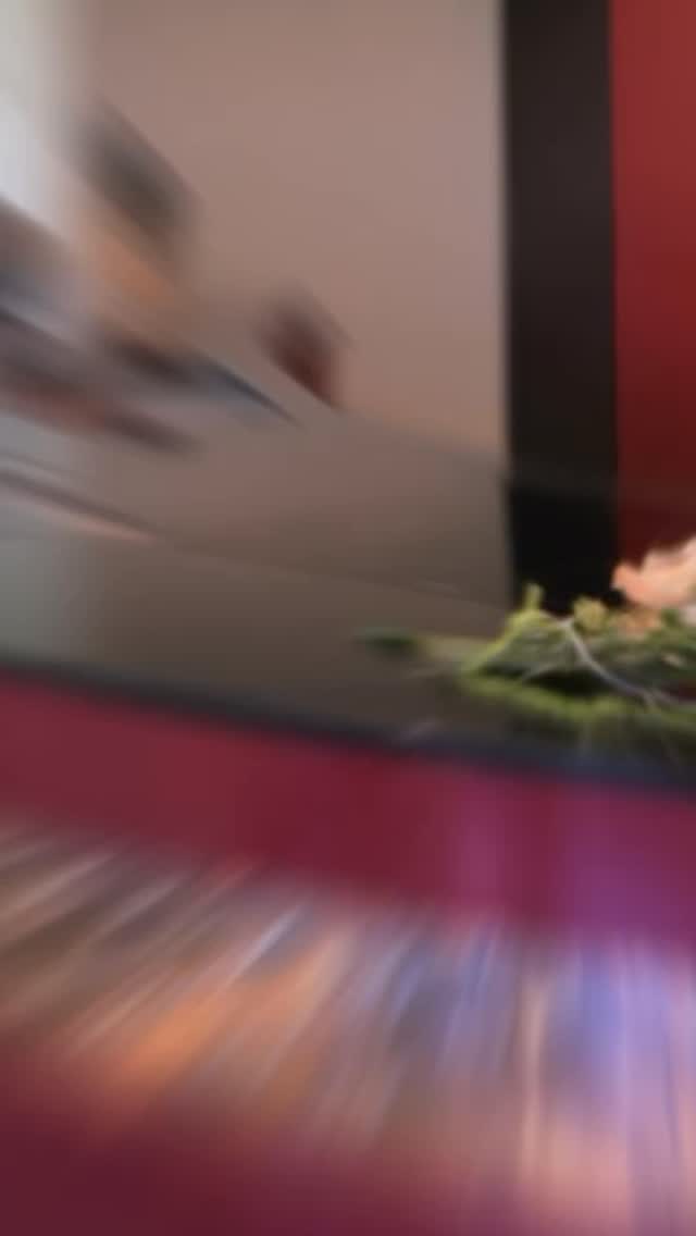 Kräftig, charaktervoll, unverwechselbar. Eine Küche mit Ansage. Die geschwungene Form, die glänzenden Fronten und die klare Linienführung verleihen ihr eine starke Präsenz - natürlich ohne auf Funktionalität zu verzichten.