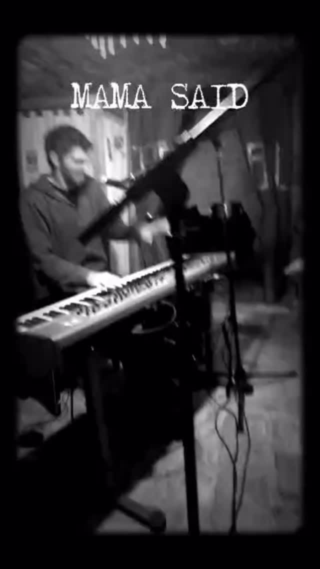 Dans la lumière trouble de ce lieu underground,
les amplis vibrent, les voix s’élancent.
« Quel est le sens de la vie ? »
On n’a pas trouvé LA réponse,
mais on a trouvé le bon rythme.
Et parfois, c’est tout ce qu’il faut
pour que tout prenne sens.
#mamasaid #backstage #hiphop #urbanfusion #mamasaidmusique #underground