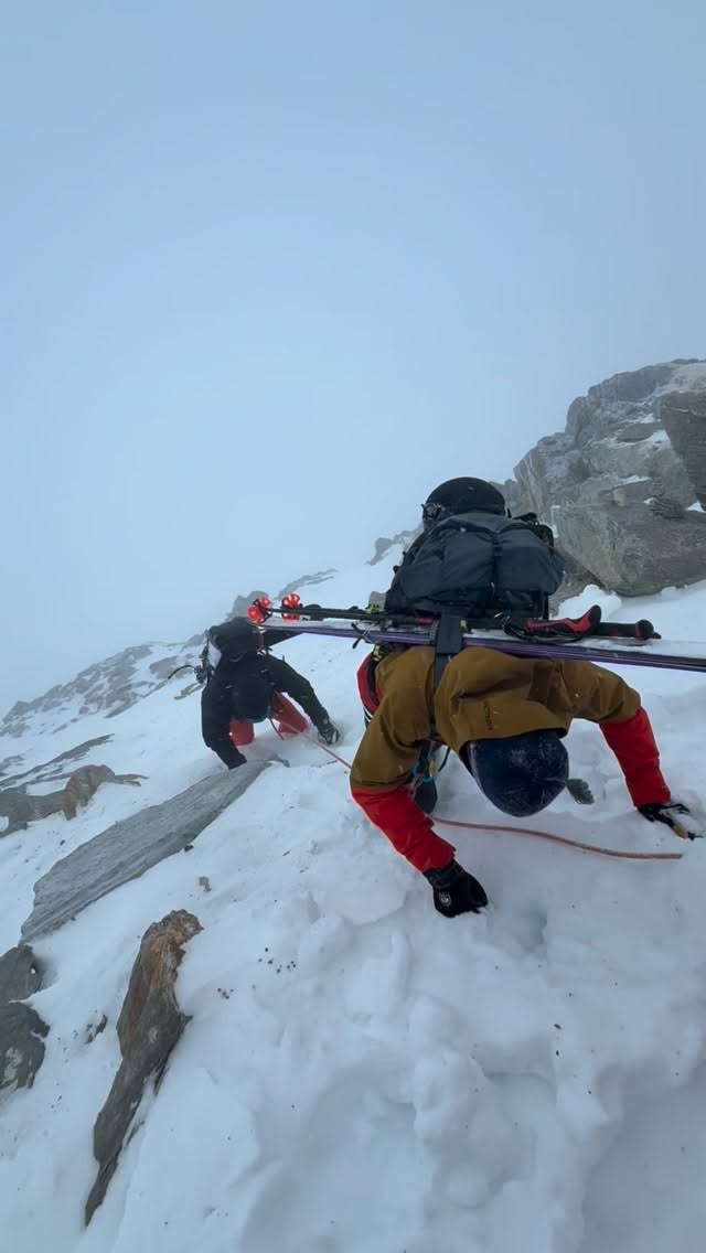 This course is designed to improve your skills and confidence skiing steep technical descents. The main focus is on learning skills and tactics ⛷️ dm for questions #skiing #freeride #steepskiing #andermattguides #andermatt