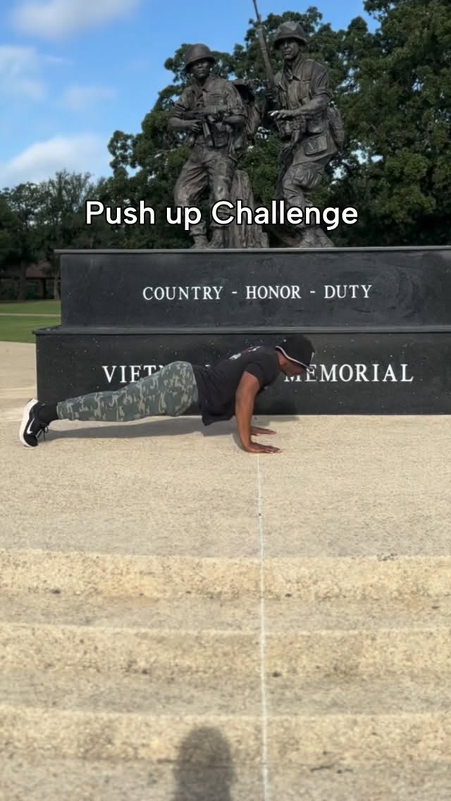 **Push up Challenge** bring me 20 at least 🤷🏽♂️@dom2timez_ :audio
#fitness #gymmotivation #pushupchallenge #fitover50 #fitdad #olddognewtricks #pushups #reels