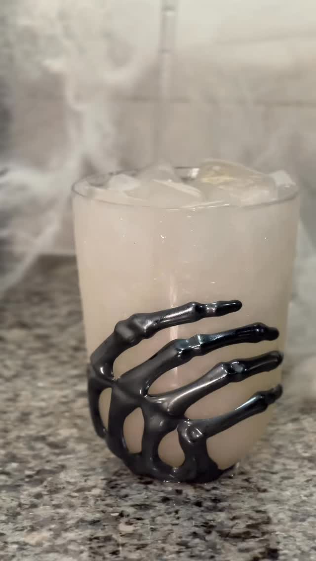 #Spookysips #drinkstagtam #wellpoured #halloween #halloweencocktails #cocktails
💀 “The Haunted Lychee”
🍸 Ingredients
• 1.5 oz vodka
• 1 oz lychee syrup
• 0.5 oz Simple Syrup
• 0.5 oz lemon juice
• 2 oz Club Soda
• A pinch of iridescent edible glitter