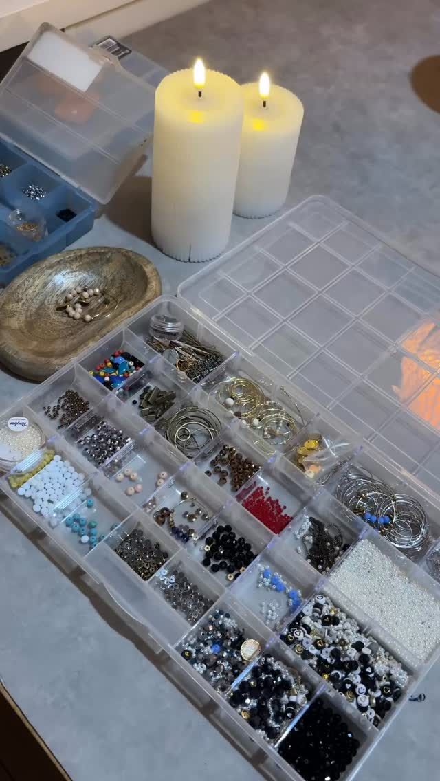 Je t’emmène avec moi pour une session création de bijoux ! En ce moment mon obsession : les boucles d’oreilles et les perles à facettes 🥰
#petiteentreprise #creatricedebijoux #faitmain #monatelier #bijouxfaitsmain #creationartisanale #artisanat #ateliercreatif #bouclesdoreilles