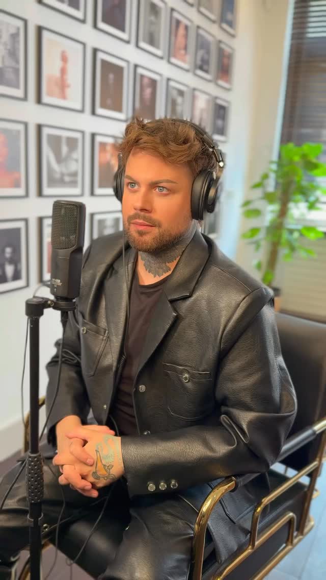 « Il incarne l’audace, l’irrévérence et l’esprit libre de la mode française. Jean Paul Gaultier a redéfini les frontières du genre, du style et de la provocation, en imposant sa marinière comme symbole d’émancipation et de créativité sans limites. Sous l’objectif d’Étienne Clotis, cette icône prend une nouvelle dimension : entre humour et sensualité, discipline et folie douce.
Cette œuvre signée @etienneclotis s’inscrit dans le projet ICONIC, une série qui célèbre les figures visionnaires de notre époque. Ici, c’est l’esprit de #JeanPaulGaultier qui renaît, à la fois marin et rebelle, libre et élégant — comme un hommage vibrant à la mode qui ose, surprend et ne s’excuse jamais. » ⚓️💙
#studioclotis #studiophoto #photographe #jeanpaulgaultier #iconic