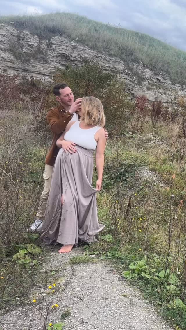 BABYBAUCHSHOOTING 🤍 • Die liebe Leena & ihr Sven haben mich letzte Woche kurzfristig kontaktiert, um ein wirklich Last Minute Babybauchshooting gemeinsam mit ihrem geliebten Hund Gojko festzuhalten. 🐕 sie haben sich eine Wasserlocation gewünscht, da sie sehr naturverbunden sind und zudem gerne Barfuß unterwegs sind. (zumindest Leena 😂)
Vorab habe ich ihnen verschiedene Locations vorgeschlagen wobei ich immer ein paar Faktoren berücksichtige. In deren Fall wollte ich große Anstrengungen vermeiden, da Leena hochschwanger ist, zum anderen fernab von einer Straße da sie in tierischer Bedeutung waren & natürlich eine schöne Umgebung die den Herbst widerspiegelt. Manchmal ist es gar nicht so einfach wirklich alle Bedürfnisse abdecken zu können 🦋✨
Die Outfits, besonders auch Schuhe, werden teilweise so underrated (unterschätzt) machen aber ganz viel aus bei der finalen Bildkonstellation. Daher lege ich das Styling und Outfit meinen Kunden sehr ans Herz 💓 ein Shooting ist eben auch eine Investition und da darf am Ende das Bild stimmig sein.
Darüber könnte ich noch sehr viel mehr schreiben und erzählen, das würde hier aber den Rahmen sprengen 🥰
Ich habe im Oktober/November noch vereinzelt Termine frei, kontaktiert mich gerne oder geht auch meinen Kontakt weiter 🎀 Ich freue mich auf DICH! 🧡✨
with love,
Natalie.
#fotografie #babybump #babybauchshooting #shootinglocation #portraitphotography #maternityshooting #schwangerschaft #schwangerschaftsshooting