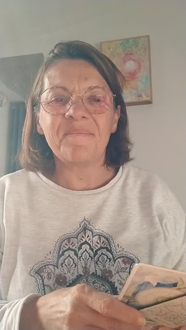 Cette semaine on nous demande de lâcher prise sur les difficultés traversées pour pouvoir aller en chercher la sagesse et l'enseignement.
On essaye de voir en quoi chaque expérience est un apprentissage au lieu de s'accrocher à la difficulté et à la blessure que cette expérience nous a causé.
On transmute, on alchimiste. Ce n'est possible que si on accepte de lâcher la colère, le ressentiment, la frustration, la tristesse que l'expérience nous a fait vivre.
Tout ce à quoi on résiste persiste... Ce que l'on accueille nous enseigne et nous fait grandir.
Belle semaine!
#connaissancedesoi #archetypes #ame #energetique #oracle #oracle #ombreetlumiere #emotions