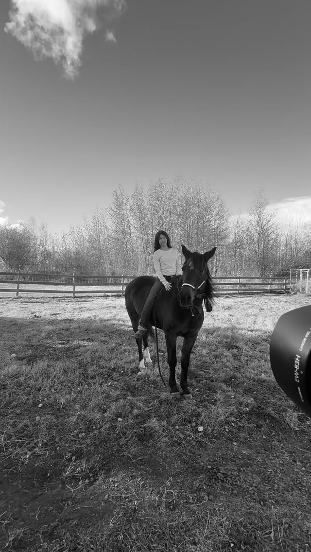 Long live cowgirls and that wild, magical energy between humans and horses. This crew had me laughing nonstop — such big personalities and even bigger hearts! 🐴💛
#CowgirlVibes #HorseGirlEnergy #WesternSoul #FamilySession #CountryVibes #GoldenHourMagic #HorseLovers #CowgirlLife #CapturedMoments #FarmStyle