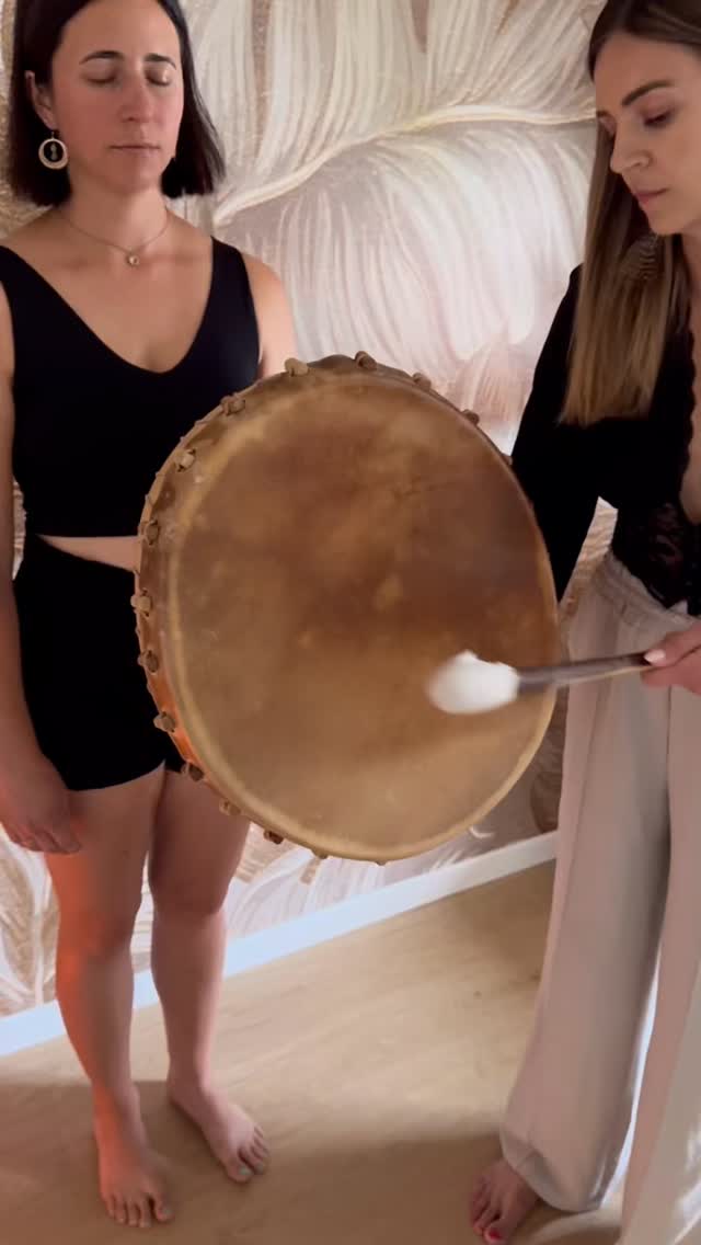 Le sens profond de l’Endométriose : La renaissance du féminin - Dernière partie
🌺 L’endométriose peut être vue comme une initiation :
Celle d’une femme qui apprend à se réapproprier sa puissance, non plus dans la lutte, mais dans l’amour.
Chaque douleur devient une onde de libération.
Chaque cycle devient une cérémonie de reconnexion à soi.
Le corps ne trahit pas : il réveille.
Il rappelle, avec force et amour, qu’il est temps de ramener la lumière là où il y a eu silence.
Spirituellement, l’endométriose est une renaissance du féminin profond, un retour à la matrice originelle, à la terre intérieure, à la sécurité d’exister.
Quand la femme cesse de combattre sa douleur et commence à l’aimer, le corps cesse de la créer.
“Ce n’est pas la douleur qui te définit, c’est la lumière qu’elle t’invite à révéler.”
L’endométriose, au-delà du désordre, est un processus de réconciliation :
Le moment où le corps et l’âme se rencontrent à nouveau dans la même vérité celle du féminin vivant, vibrant, et libre.
🌺 Sur le plan de la lecture énergétique, l’endométriose montre souvent :
Un utérus vibrant à haute fréquence, mais encombré de mémoires anciennes.
Un diaphragme contracté, témoin d’une respiration bloquée entre le cœur et le bassin.
Une culpabilité logée dans le plexus solaire, issue d’un besoin ancien de tout contrôler pour ne plus souffrir.
Et un cœur en attente d’un pardon profond celui de s’être rejetée, parfois sans s’en rendre compte.
🌺 Le soin corporel, dans cette approche, vise à rétablir la fluidité entre les centres :
Le souffle redescend, le ventre s’adoucit, le bassin se réchauffe, et le feu intérieur retrouve sa juste place.
L’énergie cesse de se battre contre elle-même, et la femme redevient le temple de sa propre paix 🙏✨🌹💗
La Lueur Du Phoenix
#FémininSacré #GuérisonUtérine #MémoiresCellulaires #CycleFéminin #SouverainetéFéminine #Reconnexion #FemmesConscientes #endometriose #sopk #infertilité #infertiltéinexpliquee #douleursmenstruelles #spm #fibromes #santefeminine #santegynecologique #faussecouche #devenirmaman #pma #parcourspma #tomberenceinte #amourdesoi #massage