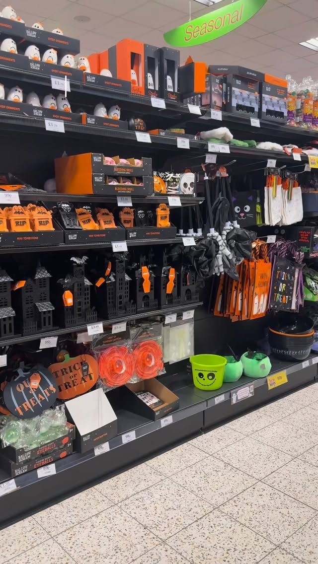 Some thoughts from an ex-over-consumer going into the festive season that I am doing now I have realised it is all a scam 🎃🎄
1. Spend money wisely, but rather than spending £20 on 4/5 cheaper decorations, spend £20 on 1 each year and build a collection over time… Trust me it is worth it, I can see things coming together already & I am still in my 20’s , 2 years into being more conscious with my consumption 🎄
2. Pick what YOUR vibe is in this life, then do number 1 & 3 with the things that fit your own trend rather than following this year’s ‘trend’ as it won’t be in fashion next year 🤷🏽♀️
3. Save. Reuse. Save. Repeat…. You will thank yourself next year when you get things out again you invested in last year, it’s like a treat from your past self ✨ love ✨
4. Any food that is branded as ‘Halloween’ or ‘Spooky’ is NOT food… unless it is a pumpkin that has been grown from the root 🎃
5. The magic of Halloween & Christmas can still be created, it truly is more about the effort, time & traditions that makes it all worth it. Not the new bits of plastic that end up in the bin in January 🚯🚫🚯
Anyway, who am I? Just a girl tryna save you money & reduce waste ✨ Don’t mind me ✨
#refillnotlandfill #lowtoxliving #sustainability #moneysavingtips #help #mumledbusiness #derby #smallbusiness #sustainability #ecorefills #shopsmall #savemoney #advice #reducewaste #savetheplanet #overconsumption