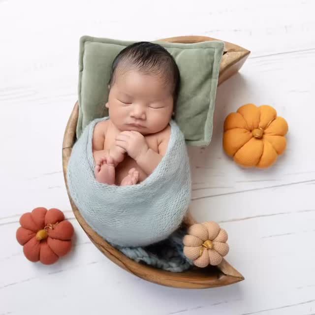 Halloween Newborn Photography!
#Holloween #holloweenminisessions #holloweenkidsphotos #holloweenstudiophotos #holidayminisession#holidaystudiophoto