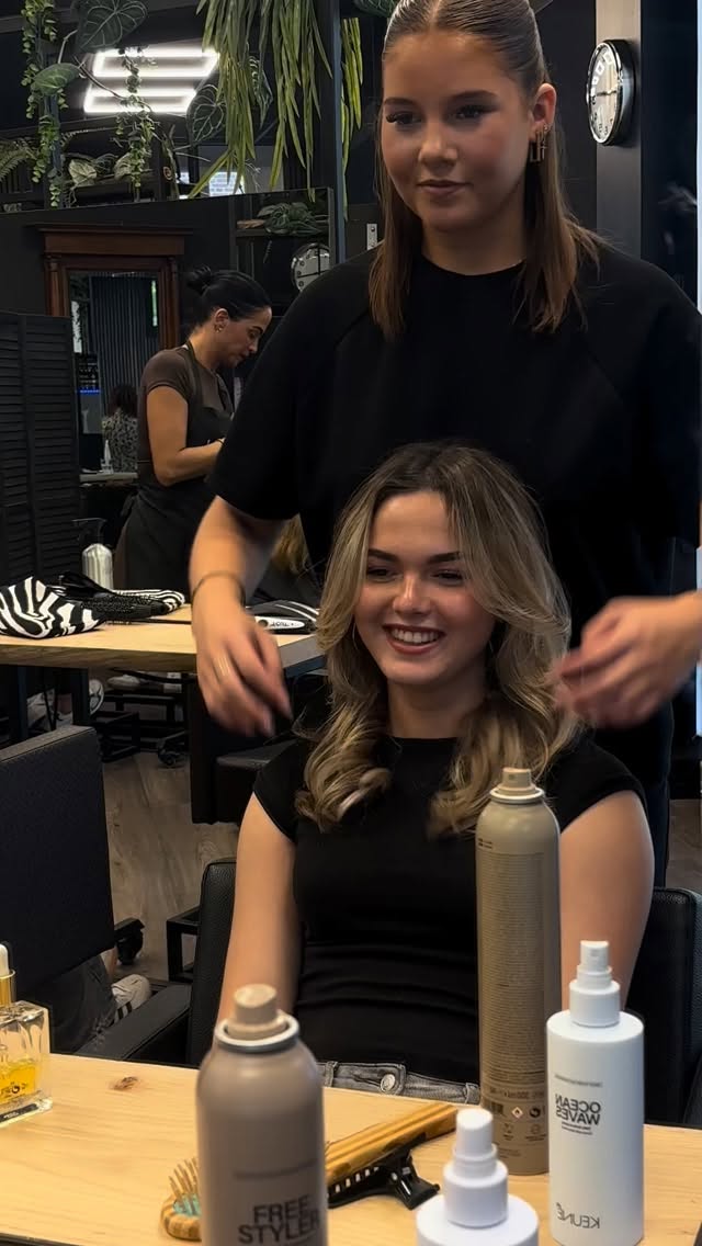Wij krijgen vaak de vraag: “hoe krijg ik het nou thuis net zo geföhnd als dat jullie dat doen?”
De juiste producten zorgen al voor het halve werk, wij werken in de salon met @keunehaircosmetics
- ocean waves: de essentiële salt spray
Voegt strandachtig volume en textuur toe
Hitte bescherming tot 230’C/ 446’F
Wat dunner haar? Geen probleem!
- thick trick: de ultieme verdikkingsspray.
Voor Vollere, dikkere haren
Bevat plantaardige eiwitten en panthenol
Hitte bescherming tot 230’C/ 446’F
De @babylisspro föhnborstel.
Alle stylingtools en producten zijn verkrijgbaar bij ons in de salon.
❔wist jij dat: we tegenwoordig ook op TikTok zitten?!
Je kunt ons vinden onder @kenkkappers.