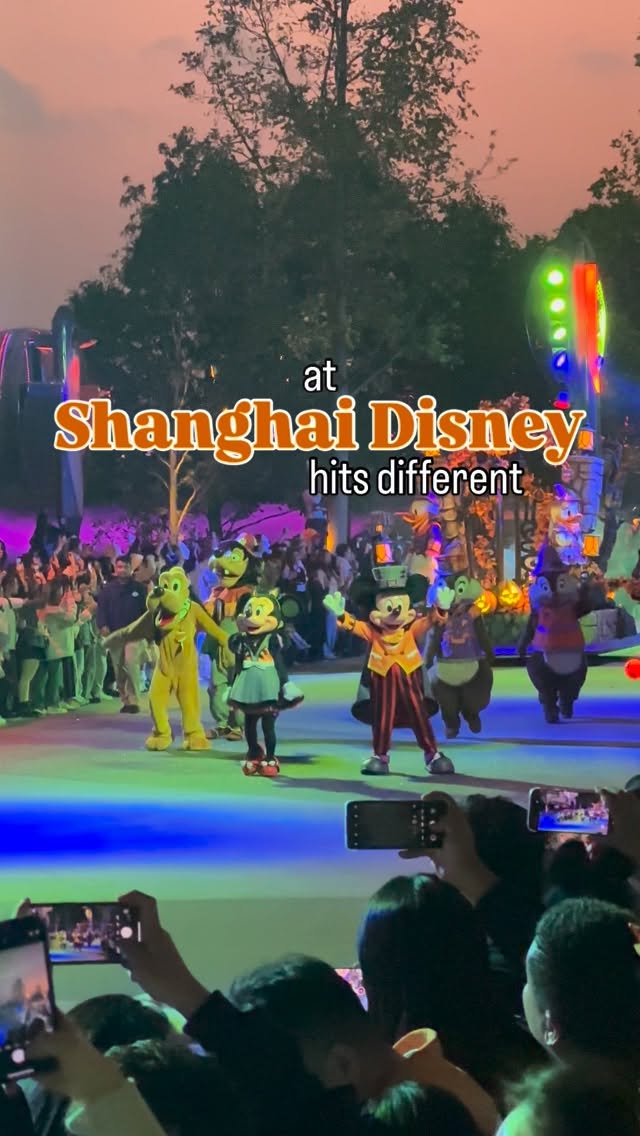Wishing we were at @shanghaidisneyresort this Spooky Season 🦇🎃🕸️
