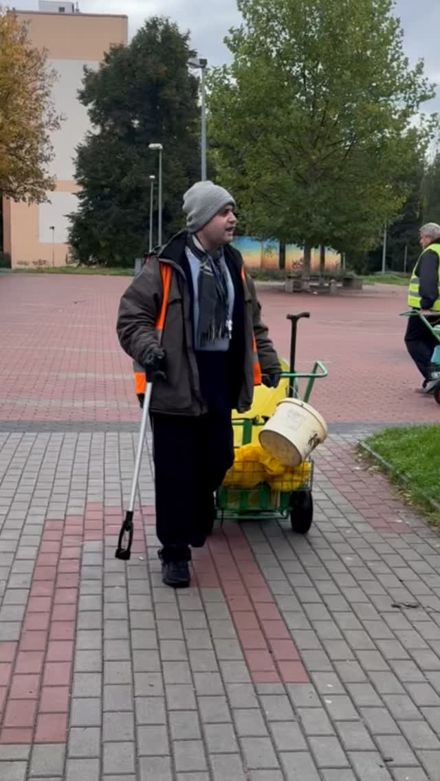 💛 Seznamte se s naší úklidovou partou z Proseka.
Tomáš, Marek a Lucka – pod vedením asistenta Radka – se každý den starají o to, aby tu bylo čisto a hezky.
A víte co? Místní si toho opravdu všimli. 😊
Jsme na ně pyšní – a máme radost, že jejich práce dělá radost i ostatním.
#etincellecz #socialnipodnik #uklidovaparta #prosek #hendikepneniprekazka