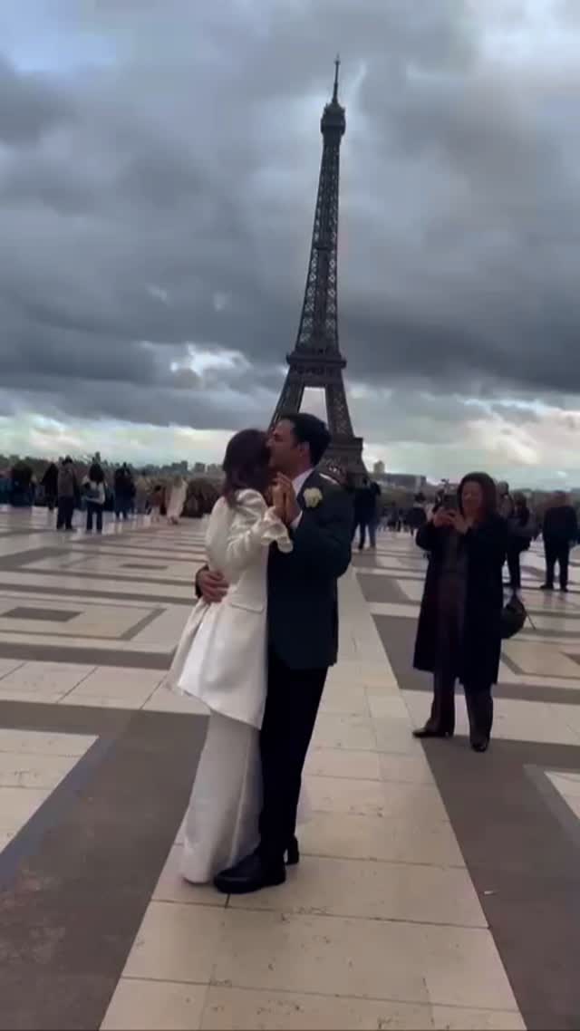 Sous le ciel de Paris… where love, laughter, and a touch of magic meet. Our radiant bride, Tyler, said “oui” in a Brides do Good chic three piece and celebrated her love dancing at the Trocadéro, with the Eiffel Tower as her witness. Because doing good never looked so good. ✨