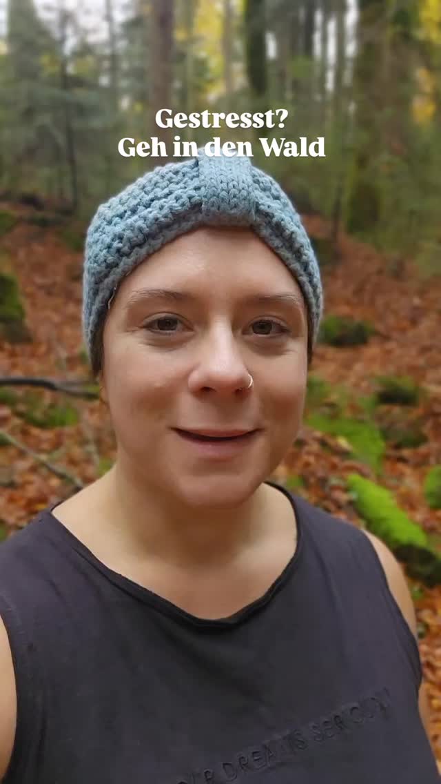 Wenn du gestresst bist, kaum abschalten kannst und dein Kopf keine Pause kennt => geh in den Wald. 🌿
Manchmal braucht es keine komplizierten Methoden, sondern nur einen bewussten Schritt in den Wald.
Dein Körper weiss, wie er entspannen kann. Du musst ihm nur die richtigen Signale geben.
Langsames Gehen im Wald mit tiefen Atemzügen ist eines davon, nämlich ein natürliches Reset und Entspannung für dein Nerven-/ Energiesystem und Geist.
Mit jedem Atemzug nimmst du die terpenreiche Waldluft auf. Sie stärkt dein Immunsystem, beruhigt dein Nervensystem und hebt dein Wohlbefinden.
Während du die Grün- und erdigen Brauntöne um dich herum bewusst wahrnimmst, regulieren sich deine überreizten Sinne. Dein Geist wird ruhiger, dein Körper entspannter, dein ganzes System kommt in Balance.
❄️Extratipp:
Wenn du bereits vertraut bist mit entschleunigenden Waldspaziergängen. Heute war es 10 °C – das ist ideal um dich sanft heranzutasten. Beginnen mit kurzen Zeiten, beobachte achtsam deine Körperrationen und nimm immer warme Kleidung mit.
So nutzt du zusätzlich den Kältereiz. Er stärkt dein Herz-Kreislauf-System, aktiviert Glückshormone, erhöht deine mentale und körperliche Widerstandskraft und schenkt dir frische Lebensenergie und positive Gedanken.
➡️Wenn du erleben willst, wie Natur, Kälte und Energiearbeit dein Bewusstsein und Wohlbefinden verändern können,
dann entdecke meine Angebote auf www.gluecksorientiert.ch (Link in Bio)
🙎♀️Ich bin Eveline und vereine Naturerlebnis, Kältebewusstsein, Energiearbeit und Bewusstseinsentwicklung
zu einem Weg, der deine Selbstheilung aktiviert, dein Nervensystem reguliert, Stress abbaut
und dich in deine schöpferische Kraft führt.
So lernst du, dein Leben bewusst, klar und energetisch gesund zu gestalten.
Vielleicht bis bald🤗
WALDBADEN
EISBADEN WORKSHOP
FRISCHLUFT-WALDSPAZIERGANG
ENERGIEBEWUSSTSEIN
ENERGIEARBEIT
NEUROENERGETIK
NERVENSYSTEMREGULATION