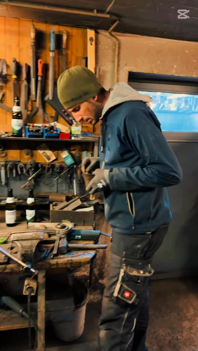 10 Jahre – 1x pro Monat – AKTIVCLUB
7 Freunde. Über 100 Erlebnisse.
Zum Jubiläum haben wir geschmiedet, gehämmert, genietet, geschliffen. Und eine Gaudi gehabt. 🍻
Zuerst war da die Idee eines Stammtisch-Wimpels zum Jubiläum. Daraus wurde ein Plan geschmiedet. Und dieser wurde zur Realität – aus Eisen für Zusammenhalt und Beständigkeit.
Die Nägel oben visualisieren die Sonne –
„Überall auf der Welt scheint die Sonne.“ ☀️🎵
Wir sind nicht einfach nur gute Freunde. Wir sind in diesen 10 Jahren zusammen gewachsen. 📈 Und zusammengewachsen. ❤️
Gute Freunde trifft man nicht an der nächsten Straßenecke. Man schmiedet Freundschaften – durch gemeinsame Zeit, Zusammenhalt und Erlebnisse. Und heute, ganz symbolisch, auch aus Eisen. 🔨
Ein riesiges Danke an unseren Schmiedemeister Schuissi, der uns begleitet hat, wie wir die Idee vom Kopf ins Feuer und schließlich ins Leben geschmiedet haben. 🔥
Der Stammtisch-Wimpel unseres AKTIVCLUBS –
ein Schmiedewerk, das bleibt und uns auf unseren nächsten Stammtischen begleitet.
Übrigens, an alle Zaungäste: Wer die Glocke läutet, darf eine Runde zahlen. Und wer das Gewicht des Wimpels um mehr als 1 Kilo daneben tippt, darf ebenfalls eine Runde spendieren – und sich so einen Platz in unserer Hall of Fame sichern. 😄
#Schmiedekunst #Freundschaft #10Jahre #Männerabend #Uhudler #Handwerk #Erlebnisse #EisenUndErinnerungen #Zusammenhalten #SonneÜberall #Aktivklub #Stammtisch #Schmiedewerk