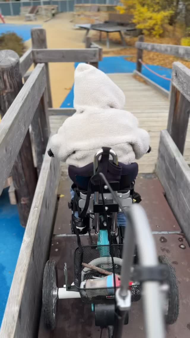 Eine Woche rum und weiter geht’s!
Wir hatten diese Woche unsere ersten Therapieeinheiten in Physio-, Ergo-, Musik- und Gruppentherapie und haben am Wochenende noch Besuch von Papa, Loki und Helmut („Hellbut“) bekommen!
#starkwiezwei #kindermitbesonderenbedürfnissen #leucodystrophie