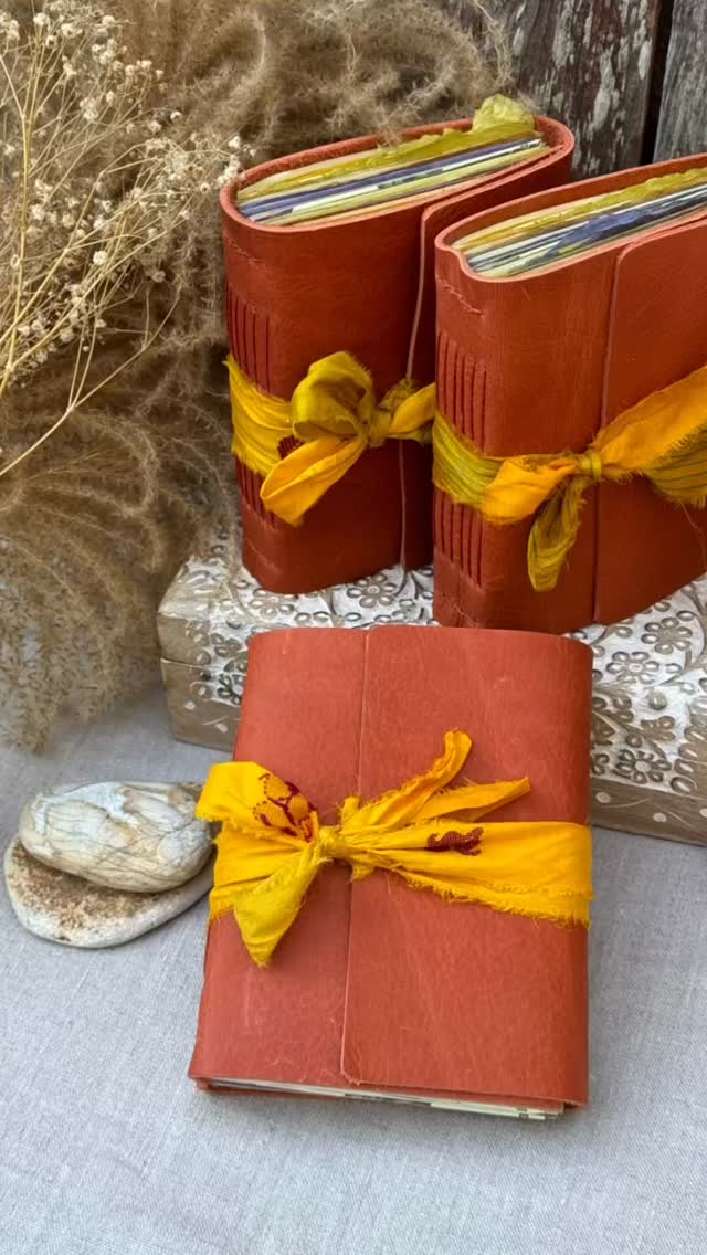 HERITAGE BLOSSOMS STORYTELLER
~ a journal for planting seeds of memory and meaning
Bound in warm, supple orange leather, Heritage Blossoms holds pages of fine Italian paper adorned with vintage floral images — bulbs traditionally planted in autumn, quiet beginnings that promise vibrant springtime bloom.
It’s a journal of becoming — a space for the stories you want to preserve, the thoughts you hope to grow, and the dreams you’re still nurturing.
Whether you’re capturing family history, recording reflections, or tending a creative vision, the Heritage Blossoms Storyteller invites you to write a future as beautiful as its pages.
#HeritageBlossomStoryteller #HypatiaBookArts #FindYourStoryAtHypatia #LeatherBoundJournal #MeaningfulGifts #VineyardArtisans