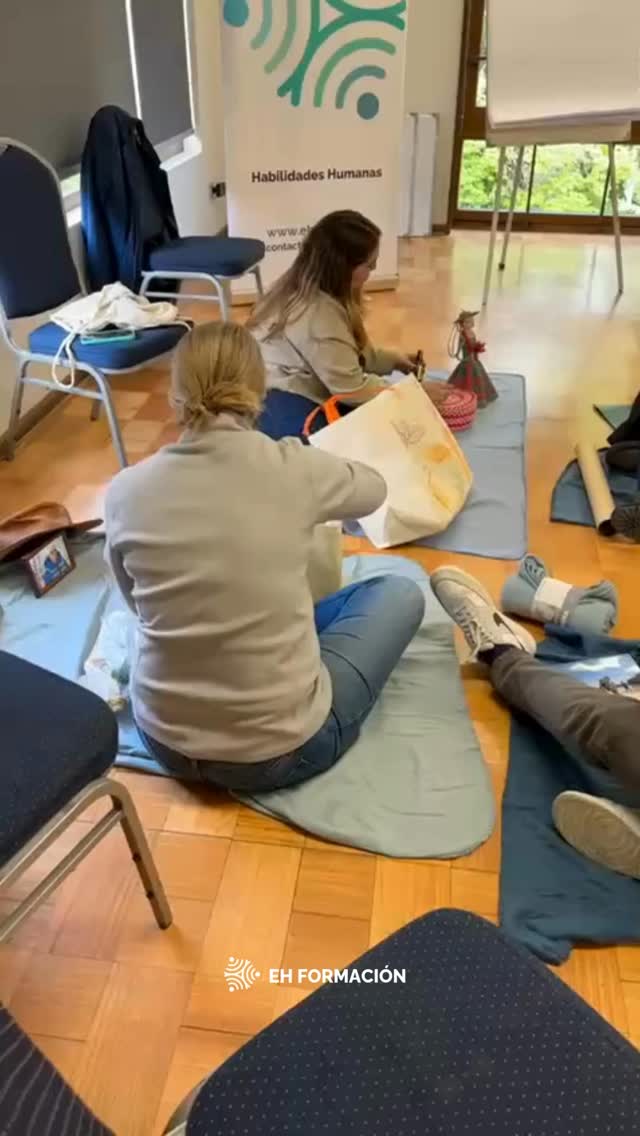 La Conferencia de las Emociones existe! Y es un hito importante en el PFC.
En EH Formación entendemos que la gestión emocional es una competencia esencial en el camino de un coach.
🤲🏻 Acompañar a otros requiere primero conocerse y sostenerse a sí mismo: reconocer, comprender y gestionar las propias emociones con conciencia.
En esta segunda Conferencia de las Emociones, los alumn@s exploraron preguntas como ¿cómo me relaciono con mi mundo emocional? y ¿qué lugar le doy a mis emociones al acompañar a otros? 🤔
A través de esta experiencia, conocieron y aplicaron nuestro Modelo de Gestión Emocional, que hemos desarrollado para fomentar una relación más consciente y compasiva con la propia emocionalidad —y desde ahí, con la de los demás.
Fue una jornada luminosa, de apertura y aprendizaje profundo 😊
#GestiónEmocional
#PFC2025
#FormaciónDeCoaches