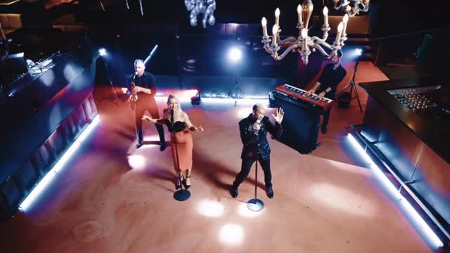 Mamma Mia - here we go again! 😉🪩🕺🏽💃🏽🔥
✨ Sugar Sky Allstars ✨
👉🏽 www.sugarskymusic.com
.
.
#SugarSky #Abba #MammaMia #Allstars #Party #Partyband #Music #disco #gala #showband #showact #band #Evententertainment #vienna #austria #wien