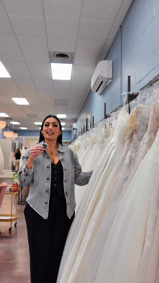 Our bridal stylist’s pick of the week is this stunning @essenseofaustralia dress which will give you a classic and timeless look for your wedding day✨
.
#weddingdress #bridalstylist #weddingdressshopping #bayarea #classicweddingdress #essenseofaustralia #timelessweddingdress #sanfrancisco #weddingdressinspo