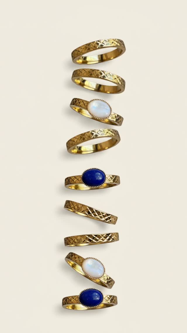 🐾 Il y a quelques jours, je vous montrais la soudure de ces petites bagues.
Les voici, toutes juste revenues du doreur, parées de cabochons colorés.
Elles forment une petite capsule pour Noël — quelques modèles seulement, en pierres naturelles, façonnés une à une à l’atelier.
D’autres bagues et d’autres pierres sont en préparation.
Je vous montre la suite très bientôt ✨
.
.
#serengetijewels #bijouxartisanaux #plaquéor #baguefine #pierresnaturelles #collectioncapsule #noël2025 #faitmain #atelierfrançais #slowjewelry
