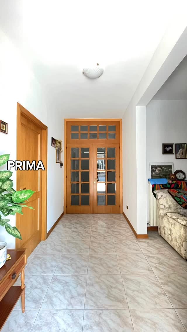 Prima: un corridoio anonimo, gres datato, infissi in legno e nessuna funzione se non quella di collegamento.
Dopo: un ingresso che accoglie, avvolge e sorprende.
Ho lavorato sulla palette beige-bianco-borgogna per creare una sensazione vellutata e materica
Il risultato? Uno spazio che non è più solo “di passaggio”, ma un luogo intimo e vissuto, capace di accogliere e raccontare chi lo abita.
💡 Questo è il potere di un progetto ben studiato: valorizzare anche gli spazi più dimenticati della casa.
📩 Vuoi scoprire come dare nuova vita ai tuoi ambienti? Scrivimi, partiamo dal tuo progetto
.
.
.
.
#ristrutturarecasa #ingressoedesign #designitaliano #corridoiochepassione #livingmoderno #casaaccogliente #interiordesignitaly #ristrutturazionesenzastress #homedesignideas #architetturaitaliana #interiordesigninspiration #trasformazionicasa #beforeandafterhome #italiandesignstudio #openmindhomes #spazichevivono #quietluxuryhome #italiandesigner #progettazioneitaliana #architettiperfamiglie