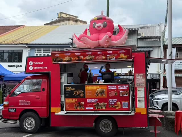 Sorry to keep you waiting—Takonut is back in business! 🐙🔥
Find our red food truck at Kuching Regatta, in front of India Mosque (Masjid India).
Dates: 24–26 Oct & 31 Oct–2 Nov 2025. #Takonut #KuchingRegatta #WaterfrontKuching #Takoyaki #KCHFood #SupportLocal