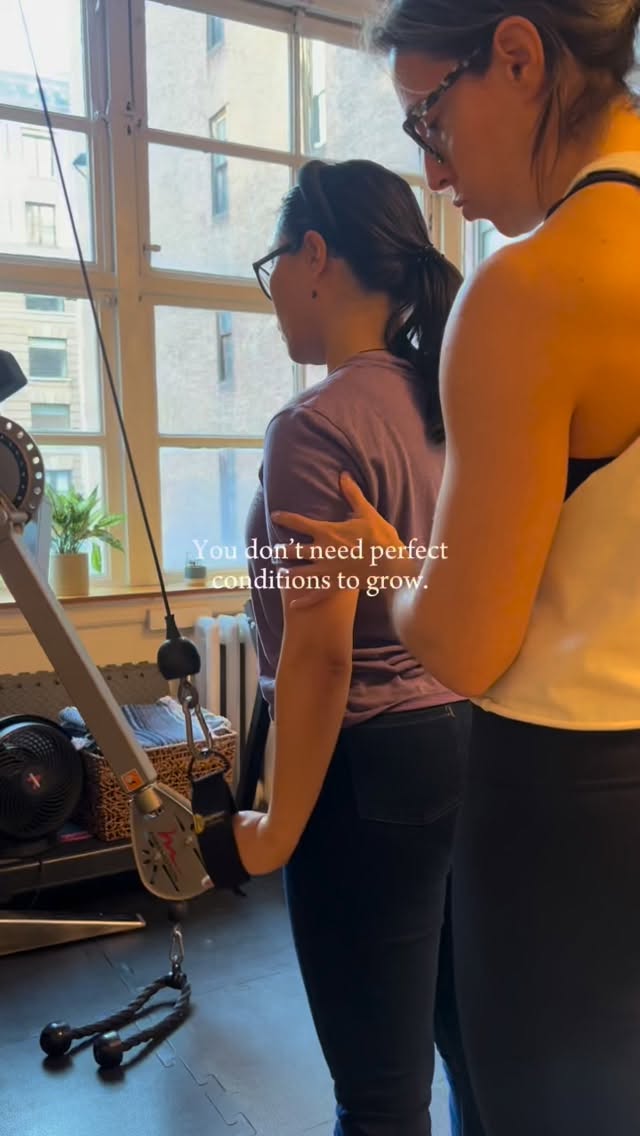 Life was a bit wild this week — jury duty, training 1:1 clients, health appointments, writing workouts for my virtual peeps, adulting galore.
Still got to the gym.
Not because I had time… but because I made 15 minutes count.
Showing up > not.
Strong Club opens Monday → DM me “SClub” for deets.