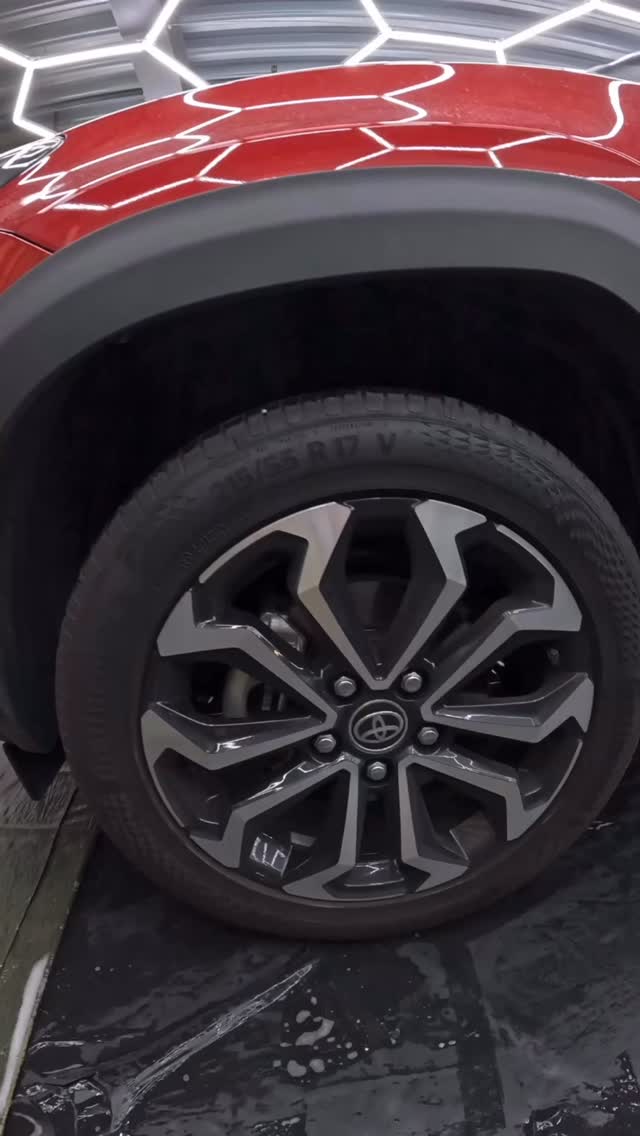 ✨ Transformation express de cette Toyota Yaris Cross !
🚗 Lavage extérieur complet : décontamination + nettoyage en profondeur.
💎 Correction de polissage pour raviver la brillance et éliminer les micro-rayures.
➡️ Résultat : une peinture éclatante, comme neuve !
#ToyotaYarisCross #Detailing #Polissage #CarCare #AutoDetailing