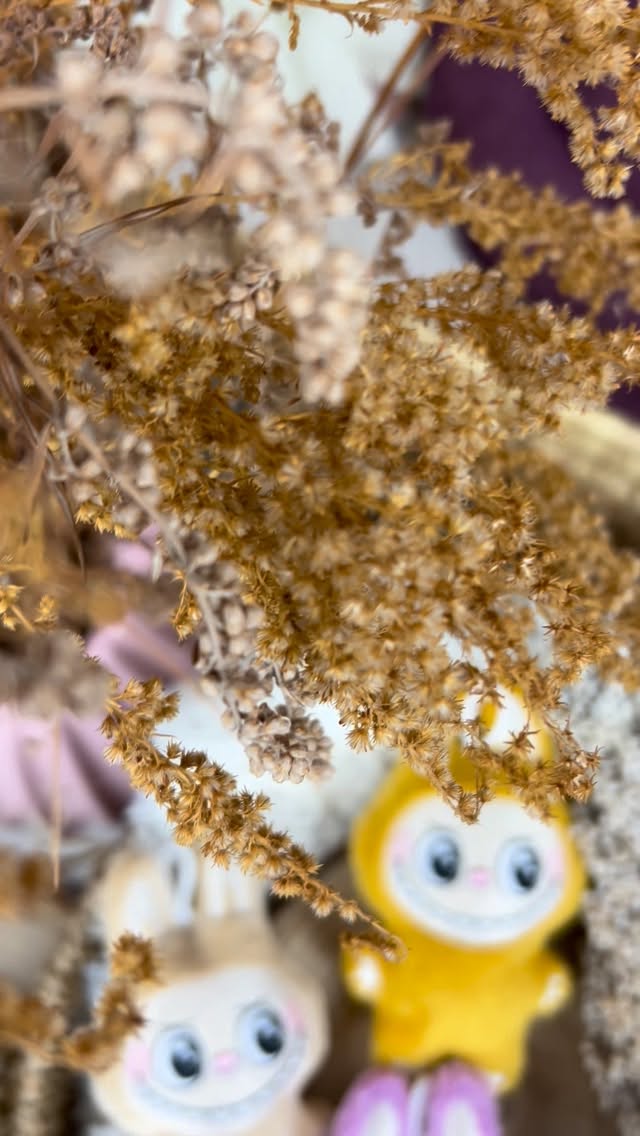 Monsterchen in neuen Farben. Welche Farbe gefällt dir am besten?
Schlüsselanhänger, Taschenbegleiter
oder einfach zum Liebhaben – sie bringen garantiert ein Lächeln ins Gesicht.
#artkdesign #handmadewithlove #glücksbringer #kleineslabel #handmadeinGermany #kuschelfreund #geschenkidee #handgemacht #unikat #minimonster #stoffliebe #nähenmitliebe #kleinesbusiness #liebeimdetail #shoplocal #handmadewithcare #madebymama #plüschfreunde #designmitliebe #stoffkunst #minifreunde