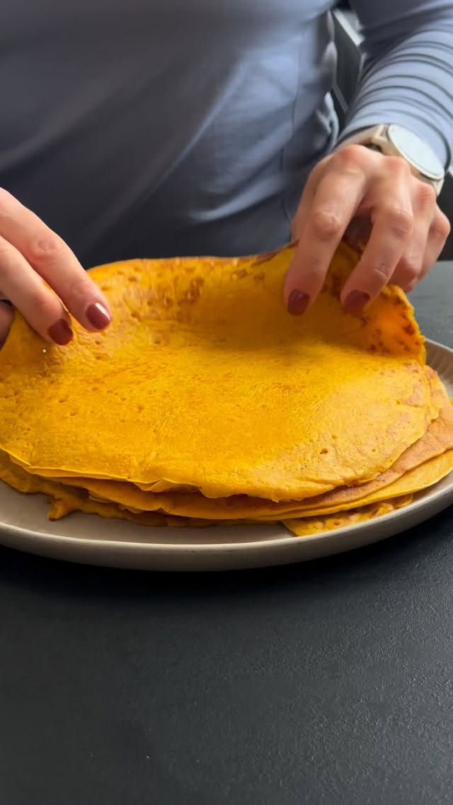 Fluffige PUMPKIN CRÊPES 🎃😍
_____________________________
Mit mir 5 Zutaten könnt ihr euch ganz einfach diese herzhaften Kürbis Crêpes zubereiten 😍
⬇️
200g Kürbispürre
250g Mehl
240g (pflanzliche) Milch
30g Öl
2 Eier
optional Pumpkin Spice
.
Alle Zutaten zu einem geschmeidigen Teig zubereiten und in der Pfanne anbraten.
.
.
#pumpkin #pumpkincrepes #foodie #recipe #lecker #coaching #fitfood #herzhaft #healthyeating #ernährungsberatung