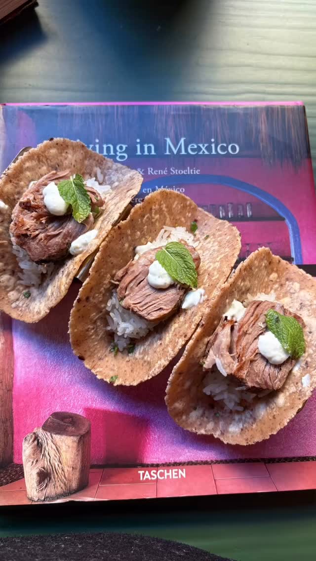 È tornato il Taco d’agnello.
Cotto lento, tenero, pieno di sapore.
Tzatziki e menta che rinfrescano, riso che lega tutto.
Colori forti, radici diverse.
Messico e Mediterraneo si incontrano qui
#AlmaLatina #tacolovers #SenzaGlutine #StreetFoodGourmet #sansalvario #torinoèlamiacittà