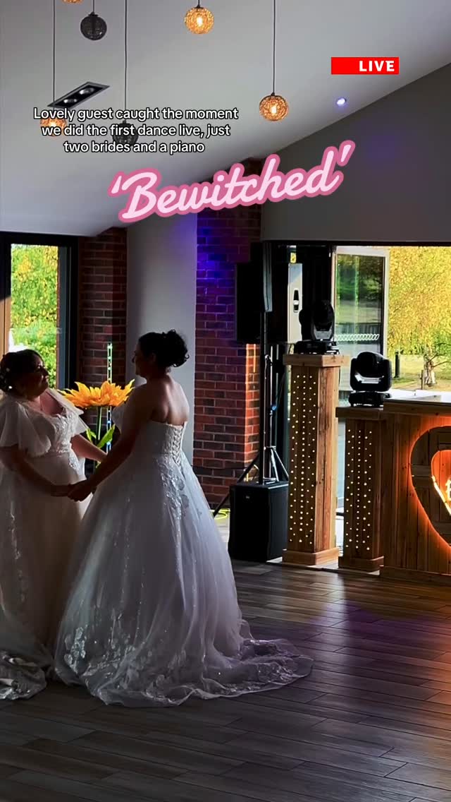 Absolutely delighted to play this very special first dance live, a good choice to use a waltz, and such a lovely moment. Both brides have now converted me into a bit of a Laufey fan, too! Working and listening to your favourite playlists, I always end up loving something new of yours - and I’ll be after tickets next time she’s in the UK!
🎵I’m playing: Bewitched - Laufey (Tim’s Wedding Piano version)
In this video:
Venue @astonmarina_
#bewitched #weddings #weddinginspo #weddinginspiration #weddingvibes #weddingmusic #weddingvibes❤️ #weddingvibes💍 #weddingmusic #realweddings