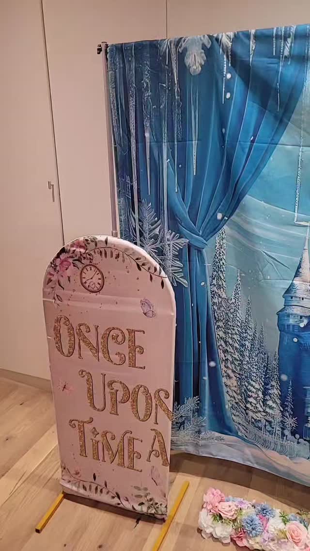 Découvrez notre kit décoration princesse Elsa la Reine des neiges 🧊✨️🥰
Très pratique à installer en 20 mn maximum, composé de 2 arches métalliques et décor tissus ajustable, un support photocall de 2metres de hauteur sur 2m20 de largeur avec un fond tissus pliable et dépliable château de glaces et deux bandes florales artificiels de 50 cm chacune, la décoration parfaite pour un coin anniversaire photos souvenirs avec Elsa ! ✨️📸
🎀 Ce kit est proposé en option à la location pour toute demande de prestation Elsa anniversaire ! Plus dinfos sur le site ( Lien en bio)
#kit #kitdeco #kitdecoration #anniversaire #decorationanniversaire #princesse #elsa #lareinedesneiges #frozen #elsafrozen
#decorationlareinedesneiges #decoprincesse
#princesseparty #anniversaireelsa #princessbirthday #décor #decorhome