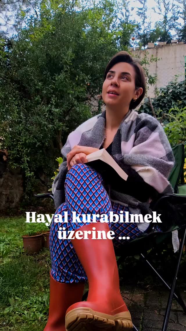 Herşeyi fazla ciddiye almamız ögretildi bize,
Hayalci olan, fantastik düşünen genelde bu dünyayla uyunlanamadı. Oysa dünya hayal kuranlar ile onu maddeye dönüştürenler arasında bir dengeye işliyor...
Olan zaten oluyor da, biz tanımlarda tartışıp duruyoruz.
Bir de o hayalin gercekliğine inanmak konusu var. İşte orası ince bir çizgi. Çünkü şu soru var aklımda , biz olmayan birşeyi hayal edebilir miyiz gerçekten ? Peki hayal edebildiğimiz şey gerçekten de oluyor olabilir mi ?