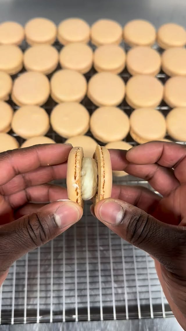✨Quand le sucré rencontre le salé… c’est un peu nous quoi :). 🤗
Voici notre macaron au bleu d’Auvergne, une création maison, de la coque à la crème 💙
Un équilibre parfait entre douceur, caractère et gourmandise — votre coup de cœur de la saison 🍂
Pensé pour vos buffets, cocktails et réceptions, ce macaron salé surprend autant qu’il séduit 😋
👉 Alors vous goûtez ou vous hésitez encore ? 😛
P.S: la vérité sort de la bouche des enfants non ? 😂🤭
#sweetandsaltedbourges #ChefJordan #sweetandsalted #macarons #macaronsalé #bleudauvergne t#buffetgastronomique #traiteurgastronomique #cocktaildînatoire #créationculinaire #faitmaison #amusebouche #GastronomieFrançaise #centrevaldeloire #Bourges #Saveursdautomne #traiteurévénementiel #hellobourges #hautegastronomie #berry #bonappétitbiensûr