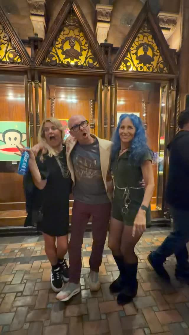 Opening night at FAB LA!! XO, LA!! So much fun!! 🎊⭐️🎨💖 @kiiarens @wendylynellis @keenan_gerald_bruce @obeygiant #art #community #goodtimes