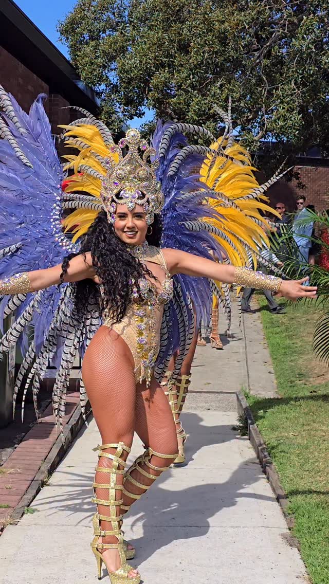 Making an entrance at Everest Day @royal_randwick_racecourse 🔥💙💛
More footage to come…
💎 Aurora couture sets by @lscarnaval_artes
🪽 Wings by @atelierminadeoro
Thanks to @douglasfabianproductions
