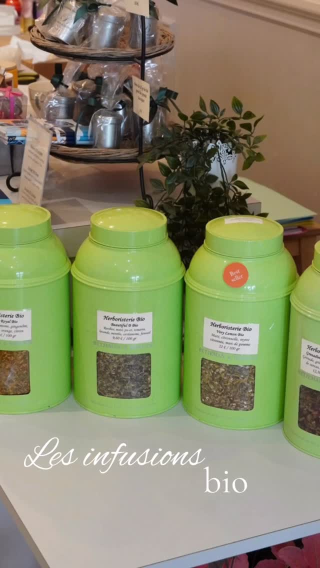 🌿 Quelle(s) infusion(s) vous buvez en ce moment ? 🌿
Chez Betjeman & Barton Tours, les infusions santé ne riment pas avec ennui ! 💚
Notre gamme d’herboristerie bio réunit des plantes pleines de peps, de goût et de bienfaits :
🍊 Safran Royal bio : safran & agrumes, apaisant et anti-déprime.
🍋 Very Lemon bio : maté & agrumes ultra vivifiants.
🍒 Grenadine Adrénaline bio : grenade, griotte & fleur de sureau, un concentré de fruits rouges antioxydants.
🌸 Beautiful B bio : romarin, menthe, lavande, pu-erh, maté & rooibos, le bouclier bien-être de l’hiver !
✨ Des tisanes bio, belles, bonnes et pleines de caractère à (re)découvrir en boutique ou sur notre site web (lien en bio) ⬆️
#betjemanandbarton #betjemanbartontours #boutiquedethé #tourscity #thétours #dégustationthé #herboristeriebio #infusionbio #tisaneplantes #teatime #tealovers #bienêtre #detente #safranroyal #verylemon #grenadineadrenaline #beautifulb #momentdethe #plaisirsain