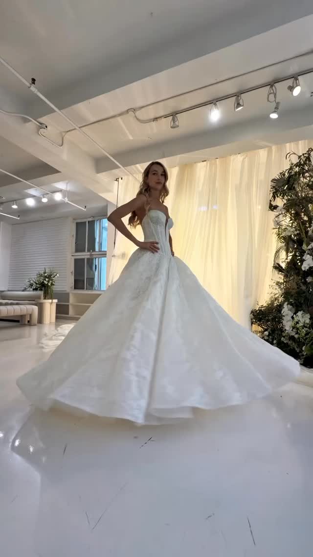 Soft meets sculpted in the new FW’26 collection from @ritavinieris just debuted at #NYBFW 💞
Diaphanous basque waist dream in Chantilly corded lace, RADIANCE is already on our wish list. ✨
#ritavinieris #newyorkbridalfashionweek #basquewaistweddingdress #laceweddingdress #chantillylace #ballgownweddingdress #weddingdress #bridalbeginning #pittsburghbrides