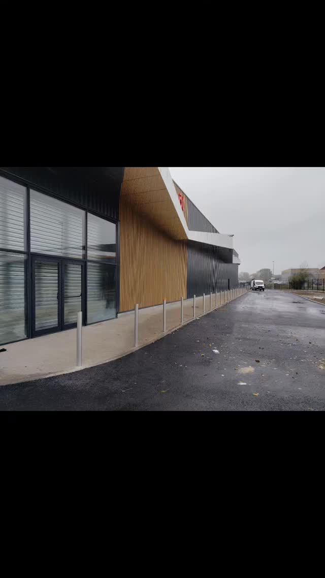 🏗️ Chantier terminé à Carvin (62)
✨ Installation complète pour un nouveau magasin qui ouvrira ses portes en décembre !
✅ 72 poteaux inox pour sécuriser les accès
✅ 9 chaises de protection pour candélabres
✅ 2 abris chariots EVO2 – design, robustes et 100 % fabrication française
Un projet mené de A à Z par nos équipes, dans le respect des délais et avec la qualité qui fait la réputation du Temple du Mobilier.
#abrischariots #abrischariot #abriscaddie #abrichariots #abrichariot #abricaddie #borne #poteau #magazin #magazine #letempledumobilier #lille #mobilierfrançais #mobilierurbain #parking #protection