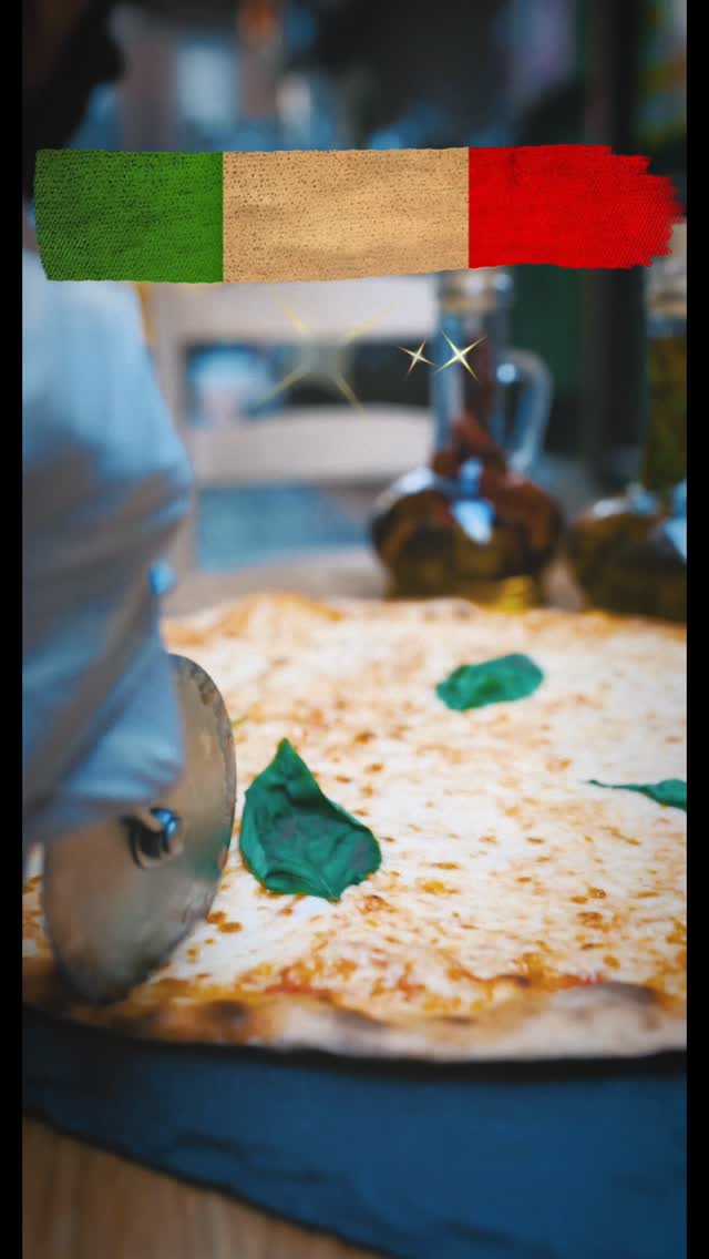 Tomaten, Mozzarella, Basilikum – drei Zutaten, die die Welt erobert haben. 🇮🇹
Die Pizza Margherita ist und bleibt die beliebteste Pizza der Welt –und mal ehrlich: Wer will kein Stück davon? 🍕💚🤍❤️
#MargheritaMagic #pizzaperfection #LaDolceVita #foodlovers #italia