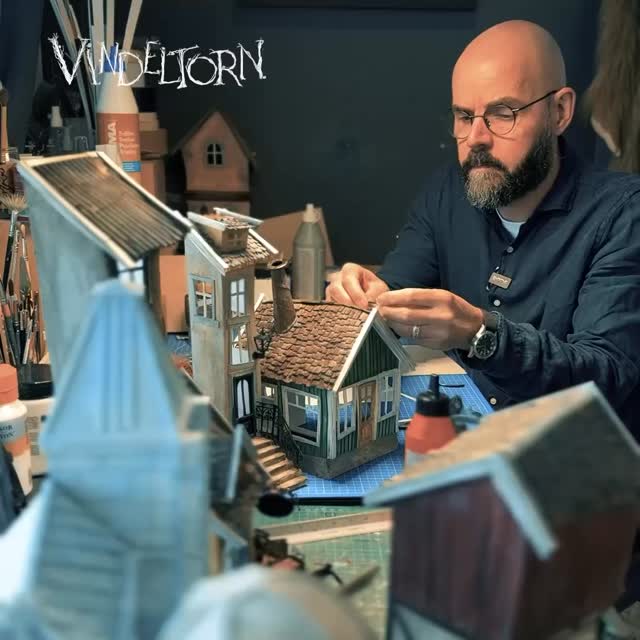 Bli med bak kulissene på Vindeltorn! Her bygger @jonlovaas_scenographer kulissene og jobber i studio.
Lenke i bio!