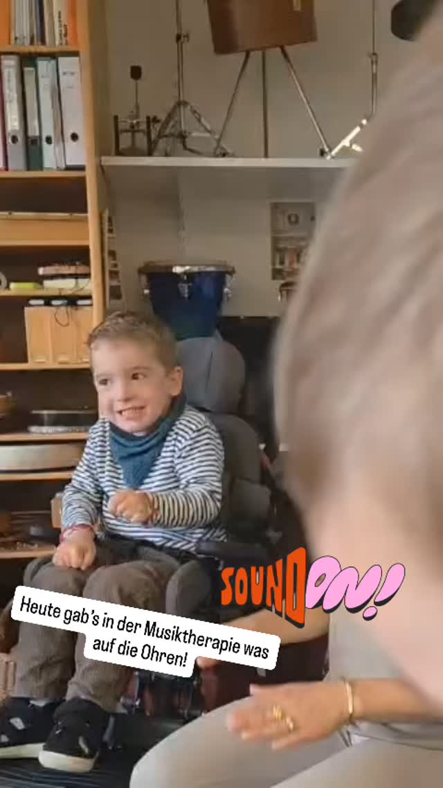 Einmal pro Woche haben wir in der Klinik Musiktherapie und lieben es! Hier dürfen wir zusammen mit drei anderen Kindern alle Instrumente (sogar den Kontrabass!) ausprobieren und so viel Lärm/Musik machen wie wir wollen 🎶🎸🎹🪇🎻🪈
#musiktherapie #starkwiezwei #leucodystrophie #kindermitbesonderenbedürfnissen