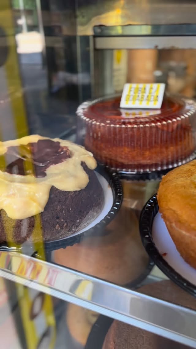 Semana de prorrogação com sabor de afeto com @casadobolocaseirotijuca ✨
Nosso camarim ficou ainda mais doce com o apoio delicioso da @casadobolodatijuca, que segue com a gente nessa reta final de temporada levando aquele carinho em forma de bolo pra toda a equipe. 💛
Entre uma sessão e outra, nada como um pedacinho de bolo pra renovar as energias e seguir em cartaz com o coração quentinho.
👉 Se você ainda não conhece, passa lá na Casa do Bolo da Tijuca e descubra o sabor que também faz parte dos bastidores de Limítrofe!
📍Os endereços na Tijuca são:
Rua Conde de Bonfim n568 loja C
Rua Haddock Lobo n391 loja 1
🎭 LIMÍTROFE – ÚLTIMAS SEMANAS.
🗓️ Até 9 de novembro
⏰ Qui a sáb | 19h — Dom | 18h
📍 Teatro Dulcina – RJ (ao lado do Metrô Cinelândia)
🎟️ Ingressos no Sympla (link na bio) ou no app Meu Vivo para clientes Vivo Valoriza
💜 50% de desconto para Clientes Vivo