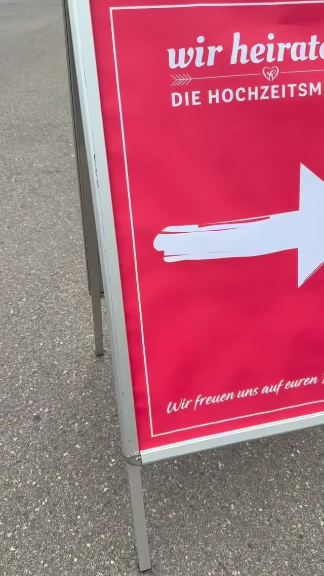 Ich war mal wieder auf einer Hochzeitsmesse unterwegs – zwischen Glitzer, Tüll und jeder Menge Dekoideen.
Da gibt’s wirklich alles: Dinge, die man unbedingt haben will … und Dinge, bei denen man sich fragt – warum eigentlich?
Aber genau das liebe ich daran: neue Trends, spannende Gespräche und zwischendurch der ein oder andere ‚Oh, das ist ja richtig cool‘-Moment.
Ich hab euch ein bisschen mitgenommen – viel Spaß 😉
Also, wenn du Bock hast auf echte Einblicke statt perfekter Show – hier bist du richtig. #hochzeit #heiraten