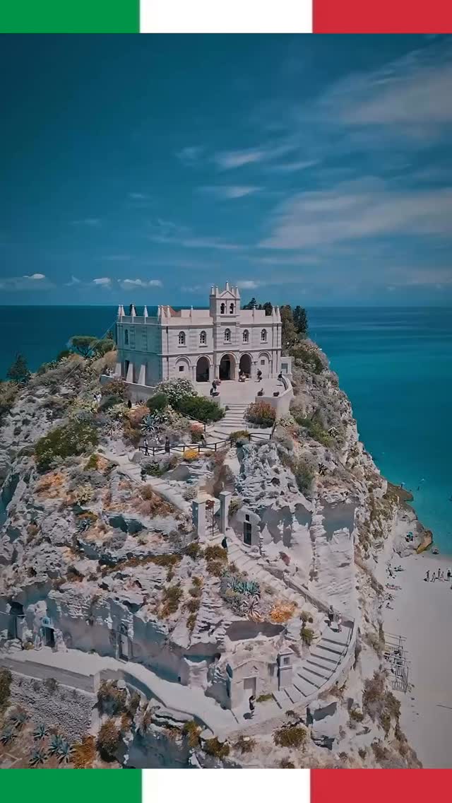 Opening 🔜 …
🍝 La Cucina di Tropea 🇮🇹
In Tropea schmeckt der Süden Italiens nach Meer, Sonne und Tradition! ☀️🐟
Frische Pasta, saftiger Fisch, süße rote Zwiebeln 🧅 (die berühmte Cipolla Rossa di Tropea) und ein Glas kalabrischer Wein 🍷 – einfach Dolce Vita pur!
#tropea #kalabrien #italia #foodlovers #mediterraneanvibes #cucinaitaliana #traveltaste