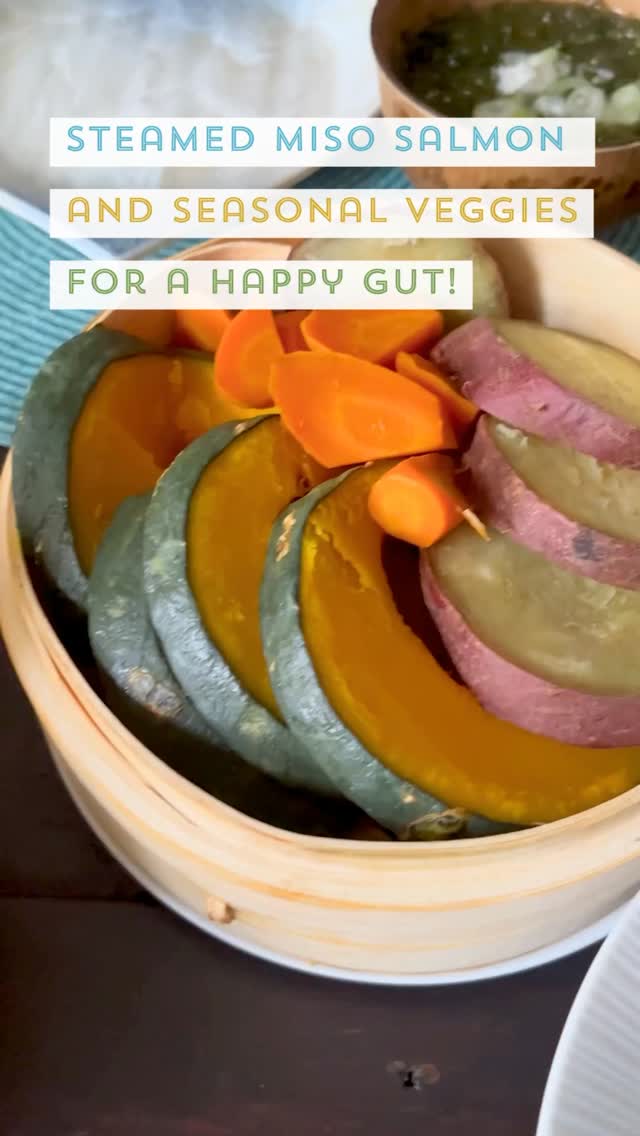 🍁 Fall Gut Health Recipe: Steamed Miso Salmon & Root Veggies!
Warm, nourishing, and perfectly balanced — salmon fillet topped with probiotic-rich miso and koji sauce and steamed with seasonal root vegetables like pumpkin, sweet potato, and carrot.
Ingredients (2 servings):
For Salmon Layer:
- Salmon fillet – 2 pieces
- Onion – ½, thinly sliced
- Cremini mushrooms – 6, sliced (or any mushrooms you like)
- Miso – 1½ tbsp
- Mirin – ½ tbsp
- Sake – 1 tbsp
- Ama Koji – 1 tbsp
- Shoyu Koji – 1 tsp
- Grated garlic – ½ tsp
For Root Vegetable Layer:
- Pumpkin – 4 slices
- Sweet potato – 4 slices
- Carrot – 1 small, roughly chopped
🫶 Gentle steaming helps preserve nutrients and enzymes — perfect for gut health.
🌿 Save this recipe & tag me when you make it!
#guthealth #kojiandmore #miso #seiro #salmonrecipe #japanesecooking #probioticfoods #healthyjapaneserecipes #fermentedfoods
🍁 秋の腸活レシピ:鮭の味噌蒸籠蒸しと季節の根菜蒸籠蒸し
味噌麹ベースのソースをのせた鮭フィレを、かぼちゃ・さつまいも・人参などの季節の根菜と一緒に蒸すだけ✨
プロバイオティクスや、食物繊維、オメガ3たっぷりで、体にやさしく心もホッとする腸活ごはんです。
🌿 蒸すことで栄養と酵素をそのままに。
🍱 保存して、週末の腸活ごはんに!