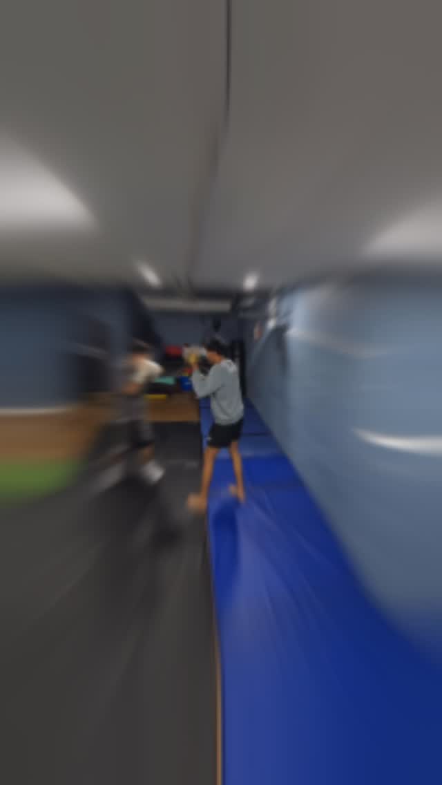 Multi-sport athlete grind never stops 💥 From the field to the pad work, coaching my client through our session 🔥 #BoxingTraining #MultiSportAthlete #PadWork #FitnessJourney DM for training to start your journey or checkout website!