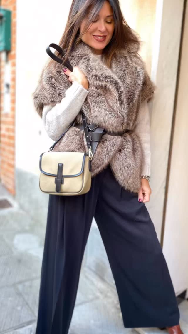 E di questo outfit cosa ne pensate?
- Eco pelliccia @parosh_official €495
- Cardigan €225
- Pantalone @phisiquedurole_official €360
- T-shirt @weekendmaxmara €99
- Stivale Parosh €585
- Borsa Weekend Max Mara €249